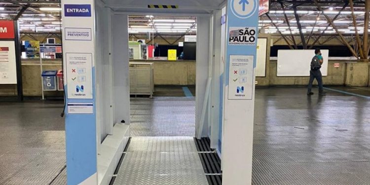 Estação Tatuapé do Metrô e da CPTM tem cabine de higienização contra o coronavírus