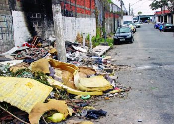 Penha não é contemplada por fiscais de limpeza e ruas ficam cheias de lixo e entulho