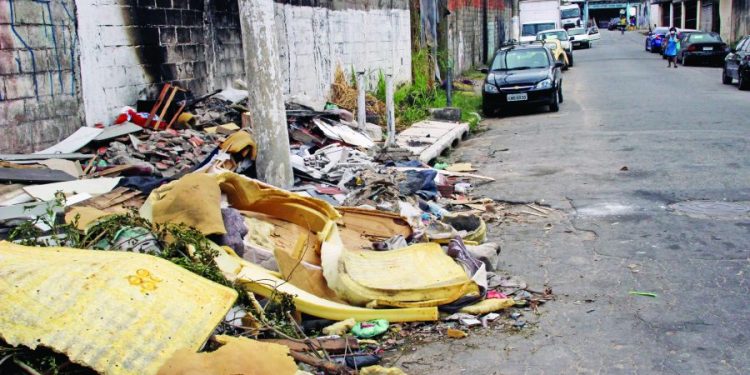 Penha não é contemplada por fiscais de limpeza e ruas ficam cheias de lixo e entulho