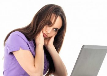 É prejudicial para a visão passar o dia todo em frente às telas? Oftalmo explica