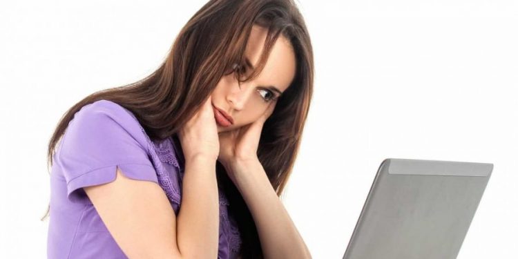 É prejudicial para a visão passar o dia todo em frente às telas? Oftalmo explica