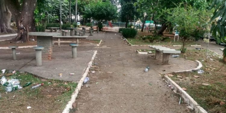 Moradores apontam abusos na Praça General Costa Barreto, no Tatuapé. PM monitora