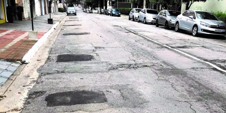 Rua Emílio Mallet, no Tatuapé, foi esquecida do mapa do recapeamento