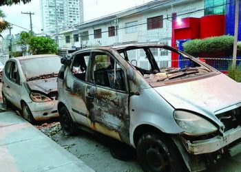 Três carros estão abandonados na Rua Tijuco Preto e ‘esperam’ a Subprefeitura Mooca