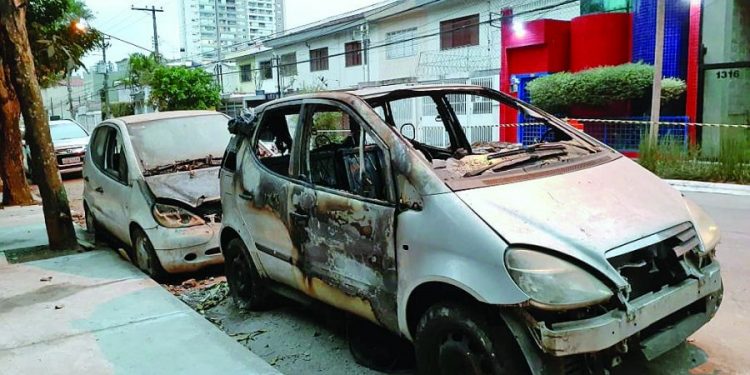 Três carros estão abandonados na Rua Tijuco Preto e ‘esperam’ a Subprefeitura Mooca