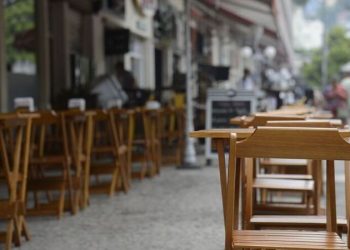 Governo de SP libera funcionamento de bares e restaurantes até as 22h