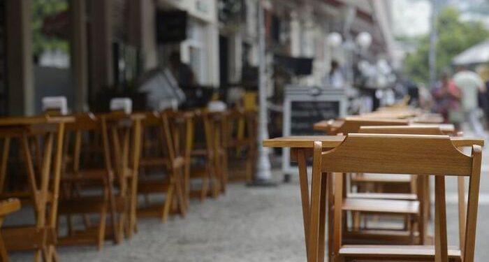 Governo de SP libera funcionamento de bares e restaurantes até as 22h