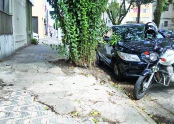 Calçada em péssimo estado da Rua Azevedo Soares preocupa leitora