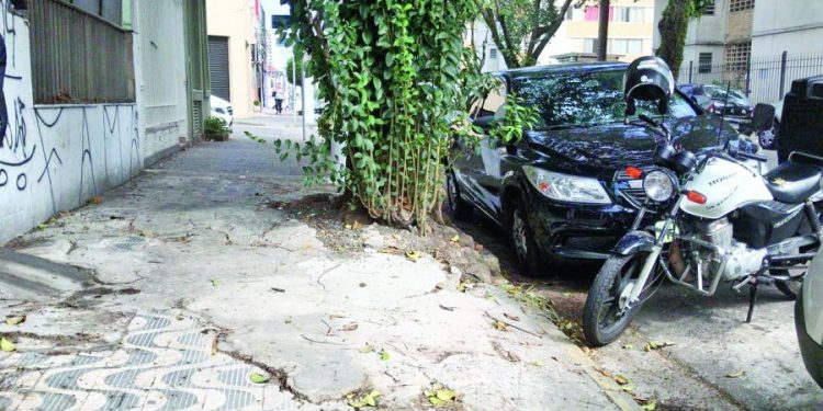 Calçada em péssimo estado da Rua Azevedo Soares preocupa leitora