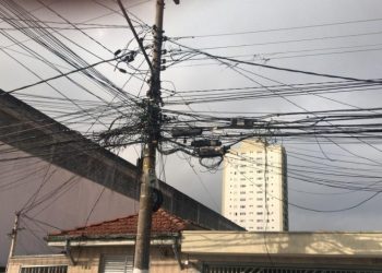 Emaranhado de fios em postes do Tatuapé fica sem solução