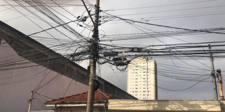 Emaranhado de fios em postes do Tatuapé fica sem solução