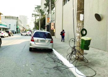 Fios soltos e enrolados em postes ‘adornam’ ruas do Tatuapé
