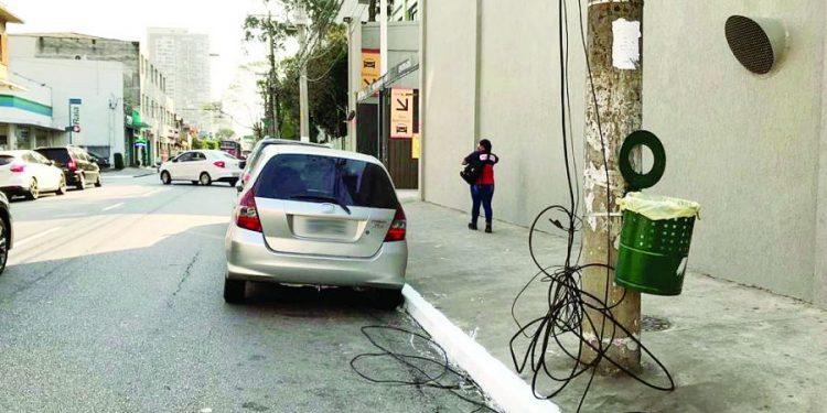 Fios soltos e enrolados em postes ‘adornam’ ruas do Tatuapé
