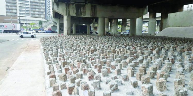 Obras sob o Viaduto Antonio de Paiva Monteiro, no Belém, são criticadas