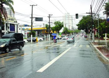 Semáforo de pedestre da Av. Conselheiro Carrão está com defeito, mas CET não conserta