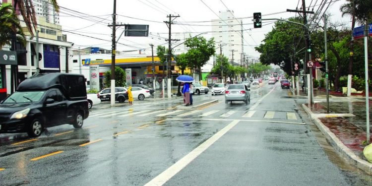 Semáforo de pedestre da Av. Conselheiro Carrão está com defeito, mas CET não conserta