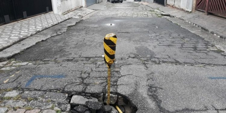 Moradores do Tatuapé criticam descaso com buraco na Travessa Major Brito