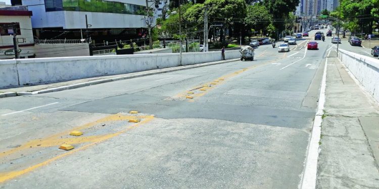 Viaduto Carlos Ferraci é esquecido, apesar de fissuras, infiltrações e sem-teto