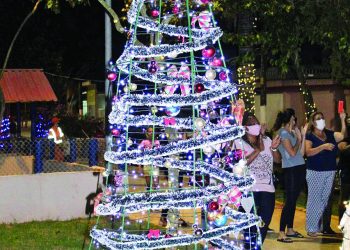 Árvore de Natal ilumina Praça Comendador José Gonzalez, na Vila Formosa