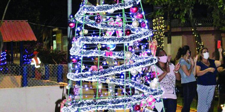 Árvore de Natal ilumina Praça Comendador José Gonzalez, na Vila Formosa