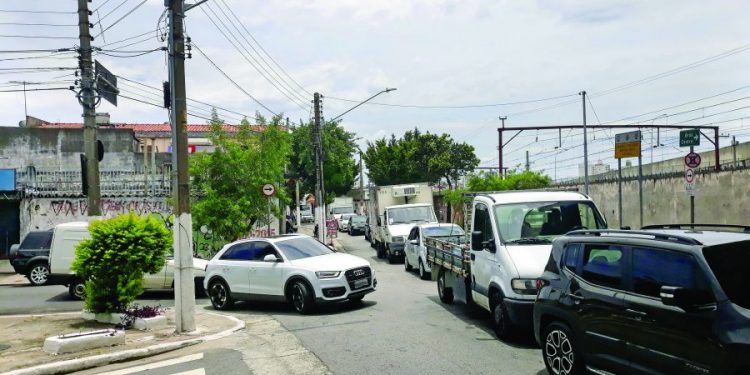Motoristas questionam local de ciclofaixa na Rua Melo Peixoto e suas consequências