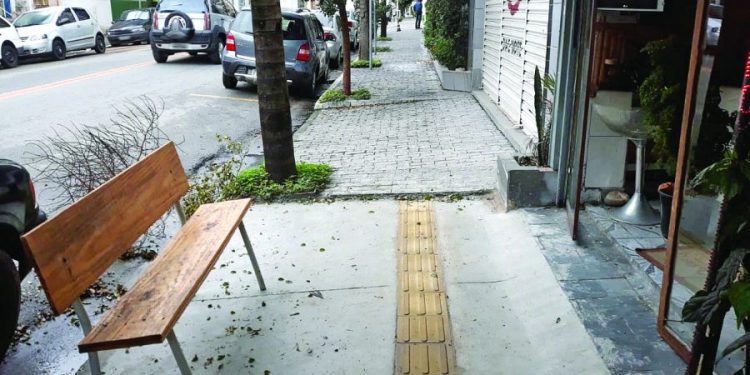 Secretaria afirma que irá retomar obras paralisadas das calçadas