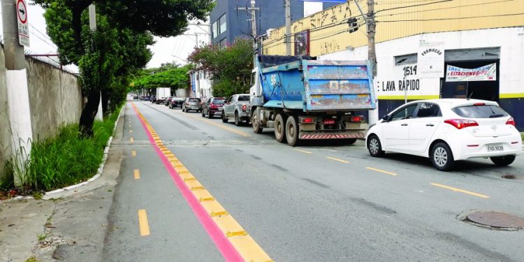 Um mês com ciclofaixa, Rua Melo Peixoto espera por revisão no trânsito pela CET