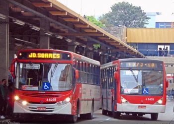 Estacionamento de guindaste muda itinerários de ônibus no Tatuapé
