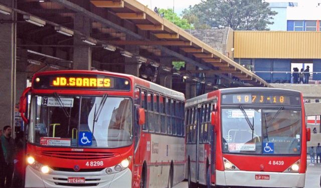 Estacionamento de guindaste muda itinerários de ônibus no Tatuapé
