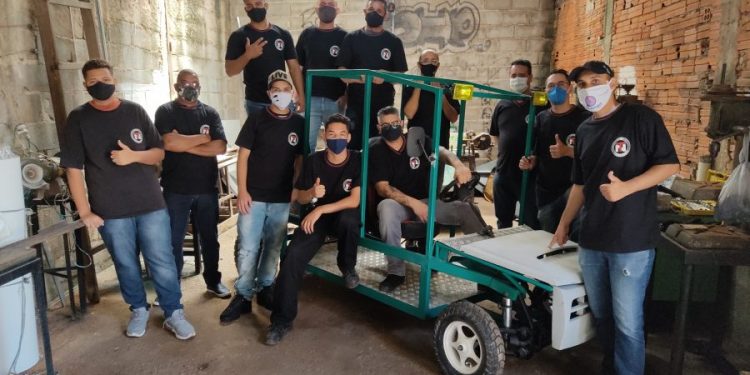 Alunos de Etec de Artur Alvim buscam apoio a carro movido a energia solar