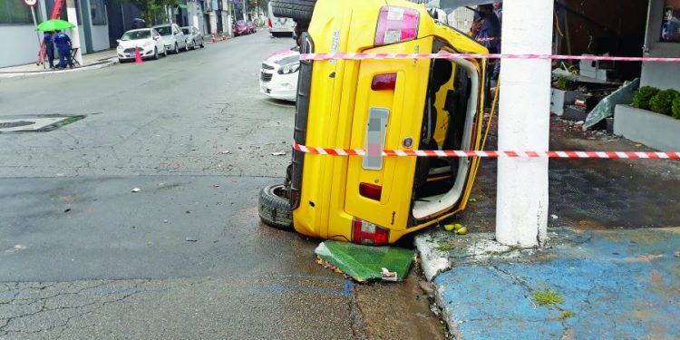 Motorista perde o controle na Rua Cantagalo, bate em ônibus e em comércio