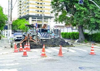 Sabesp volta a abrir cratera na Rua Icaraí, no Parque São Jorge, para rever galeria