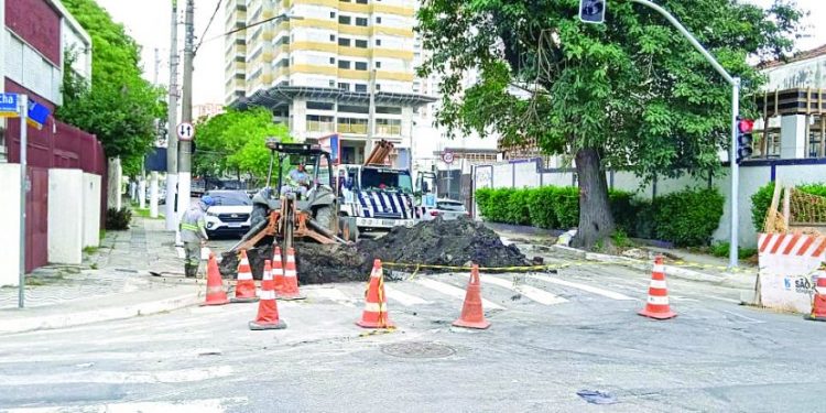 Sabesp volta a abrir cratera na Rua Icaraí, no Parque São Jorge, para rever galeria