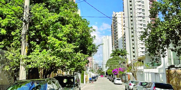 Falhas em rede de alta tensão causam prejuízos a moradores do Jardim Anália Franco