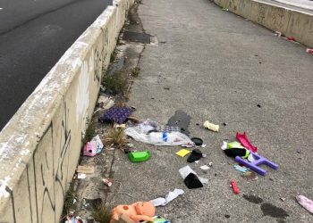 Passarela do Viaduto Antônio Abdo, no Tatuapé, vira depósito de lixo