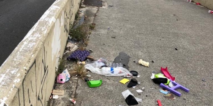 Passarela do Viaduto Antônio Abdo, no Tatuapé, vira depósito de lixo