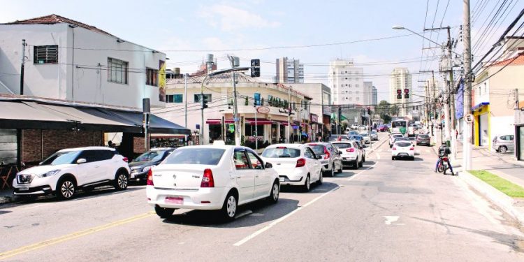 Bares de ruas do Tatuapé podem solicitar vagas de estacionamento para mesas e cadeiras