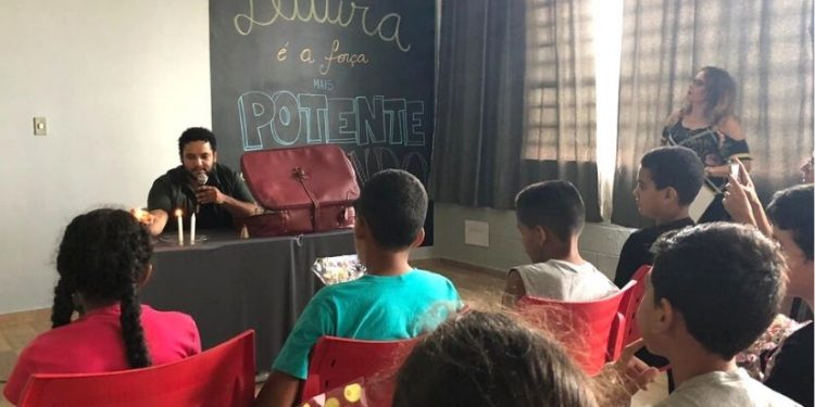 Professor de escola de São Miguel dá exemplo de como cativar os alunos