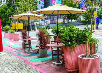 Atendimento de bar ao ar livre é liberado na Rua Madre de Deus, na Mooca