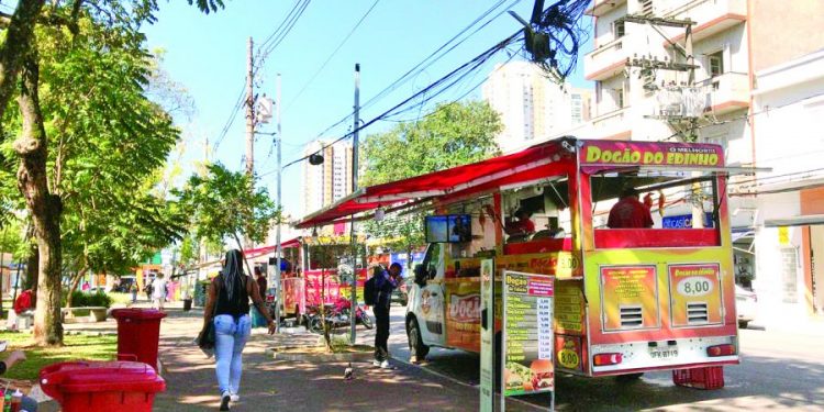 Subprefeitura Mooca não responde se a Praça Silvio Romero é só para ‘dogueiros’