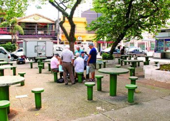 PM e Subprefeitura Mooca afirmam que fiscalizam e punem aglomerações em praças