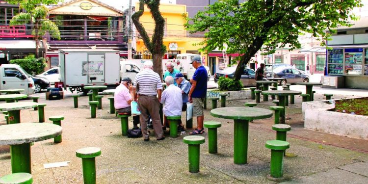 PM e Subprefeitura Mooca afirmam que fiscalizam e punem aglomerações em praças