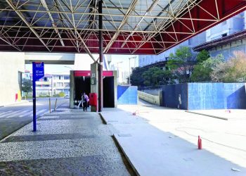 Passageiros da ala norte do Terminal de Ônibus do Metrô Carrão pedem mais iluminação