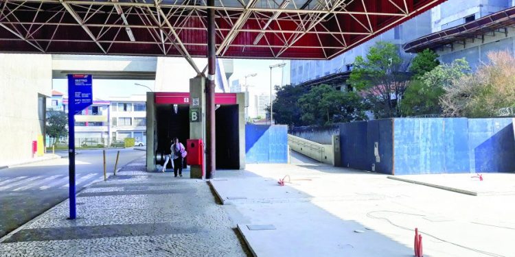 Passageiros da ala norte do Terminal de Ônibus do Metrô Carrão pedem mais iluminação