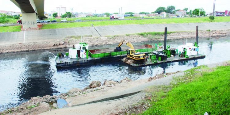Ações de desassoreamento na Barragem da Penha tentam minimizar enchentes