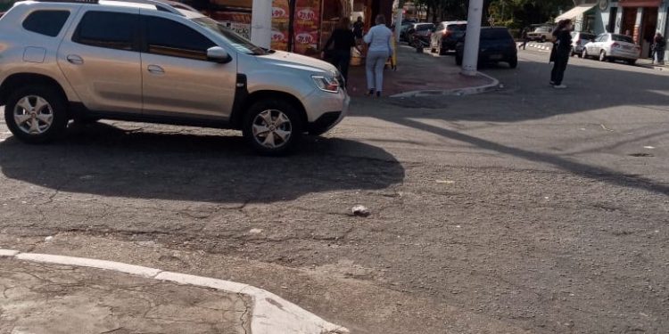 Morador do Parque São Jorge denuncia buracos e falta de faixas de pedestres