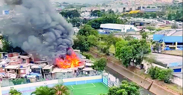 Incêndio na Comunidade Pau Queimado, no Tatuapé, atinge 40 barracos