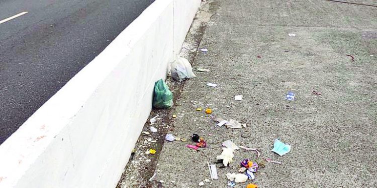 Passarela do Viaduto Antônio Abdo, no Tatuapé, precisa de ações contínuas