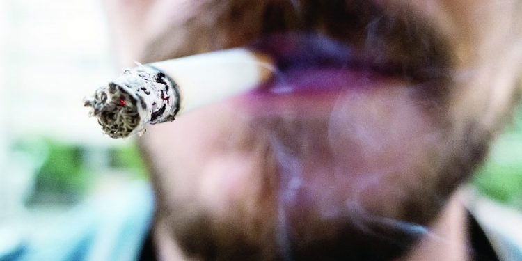 Quem quiser parar de fumar pode procurar o serviço on-line da Secretaria da Saúde