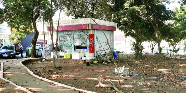 Praça Antonio Giaquinto, no Jardim Anália Franco, vira abrigo para sem-teto